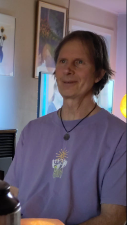 jag i lila t shirt